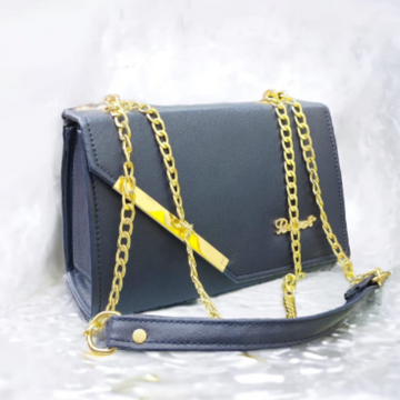 Elegant Chain Shoulder Bag – Stylish Women’s Crossbody Handbag with Golden Detail