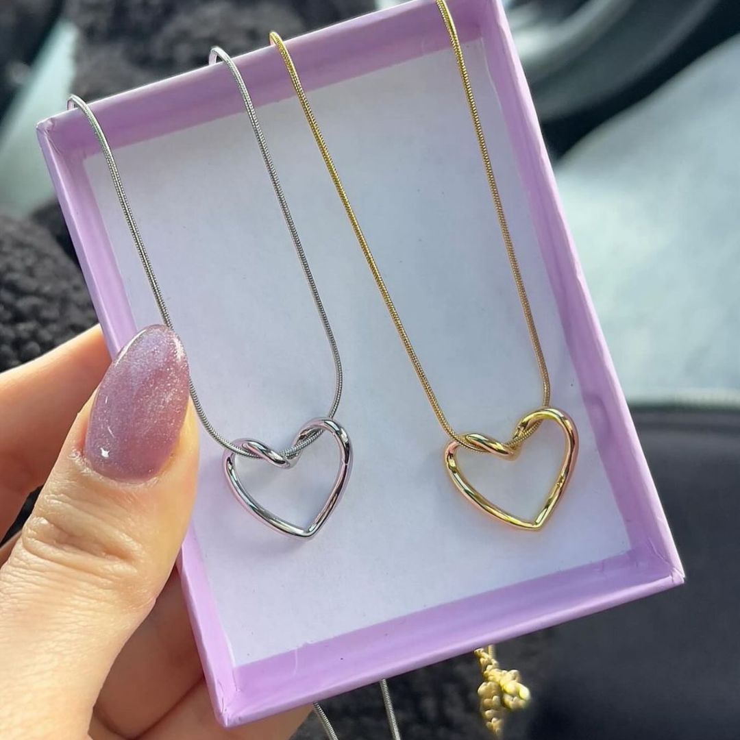 Elegant Gold Bar Necklace for Women – Sleek and Modern